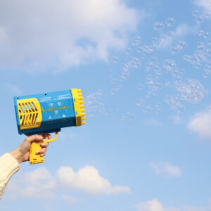 シャボン玉バズーカ ６９穴・ライト付き。お子様のおもちゃとしてだけでなく、パーティーや野外イベントでのパフォーマンスのツールとしてもお使いいただけます。