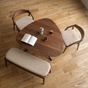 上質な木目を引き立てるために、厳選された素材を使用したこだわりの一台。  角のないやわらかなフォルムで、空間に圧迫感を与えず、やさしい印象に。  コンパクトながら、一人ひとりのスペースをしっかり確保できる 使い勝手の良いミニマム設計です。  さらに、脚は「点」ではなく「面」で支える構造。 高い安定感と強度を実現しています。  通常￥148,000クラスの品質を、今回は特別価格￥30,000でご提供。  このクオリティでこの価格、在庫限りのため早い者勝ちです。