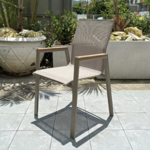 軽くてサビに強いアルミフレームに、 風が通るメッシュ座面。 外でも快適に使える、夏にちょうどいい一脚。樹脂取っ手で熱くなりにくく、腕にやさしい、ちょうどいい肘掛け。