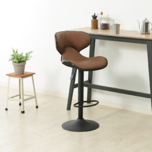 昇降できる足置き付きカウンターチェア！合皮素材なので水拭き可能♪