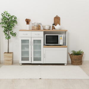 たっぷり収納のキャスター付きキッチンカウンター！天板塩ビ加工でお掃除簡単！家電の使用に便利なスライド棚と二口コンセント付きで使い勝手◎