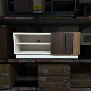 スタイリッシュなデザインのTVボード！場所を取らないスライド扉で物の出し入れもスムーズ	“背面にコード穴付き。テレビ周りのコード類もすっきり配線！