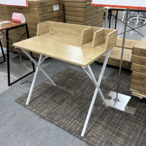 配線に便利なコード穴付き！カジュアルなデザインでお部屋になじむ。場所を取らないコンパクトサイズ