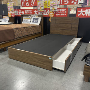 クラシックな雰囲気が魅力の収納付きベッドフレーム！上品で落ち着いたデザインでお部屋を大人っぽい印象に。ベッド下には収納スペース付きで使いやすさも◎