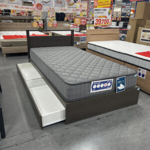 シックなカラーの引き出し付きベッドフレームに、持ち帰り可能なやや硬めマットレスのセット！フレームは引き出し収納付きで、引き出しは左右どちらにも付け替え可能。マットレスは体をしっかり支えてくれる安心のやや硬めタイプで、即日持ち帰りできてすぐ使えるのも魅力です◎