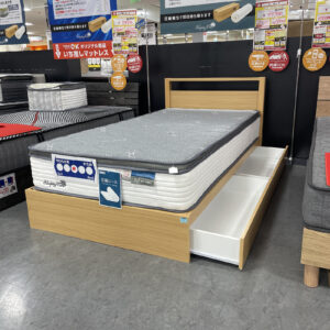 O!K人気のマットレスとコスパ抜群のフレームのセット！引き出し収納付きベッドで、引き出しは左右どちらにも付け替え可能。お部屋のレイアウトに合わせて使いやすいのも魅力です。一人暮らしの新生活にもおすすめで、消臭・防ダニ加工のマットレスで安心して使えます◎
