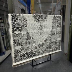 シックで落ち着いた雰囲気のウィルトンマット！上品なデザインでお部屋をワンランク上の空間に演出します。パイル密度の高いウィルトン織りで耐久性に優れ長く使いたい方にもおすすめです。さまざまなシーンで活躍します◎こたつ・ホットカーペット対応。