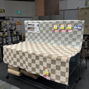 2種類の毛足で表現した、立体感のあるブロックチェック柄カーペット！凹凸のあるデザインが、お部屋に表情をプラス。可愛らしい空間にもシンプルなお部屋にもなじみます。洗濯機で洗えるのでお手入れも簡単。コンパクトに扱えて、長く使えるのも魅力です◎※洗濯機をご使用の際は手洗いコースをご利用ください。