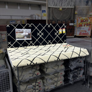 水をこぼしてもサッと拭き取れる、お手入れラクラクの国産モノクロカーペット！撥水・防ダニ・抗菌機能付きで、食べこぼしが気になるダイニングやリビングにもぴったり。シンプルなデザインでどんなお部屋にもなじむホワイトとブラックの2色展開です。ホットカーペットや床暖房対応で冬も快適に使えます◎