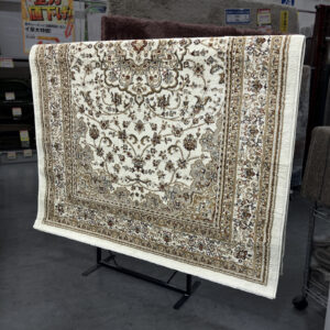 高級感あふれるメダリオン柄のウィルトンラグ！華やかなデザインが、お部屋の雰囲気をぐっと明るく演出します。パイル密度の高いウィルトン織りで耐久性にも優れ、長く使いたい方にもおすすめです。短めの毛足だからオールシーズン快適に使えます◎ホットカーペット・床暖房対応。