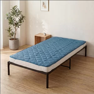 つるんとやさしい、摩擦感ゼロ！冷感敷パット（シングル）！シングル～ダブルサイズまでのサイズ展開！ご自宅での洗濯可能！毎晩使うものだから、素肌が喜ぶ触り心地は妥協したくない！そのような声から生まれたつるんと艶感のある敷パット◎ひんやり冷感機能も取り入れている為、じめじめした夏でも快適に過ごせます。