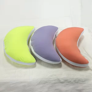 これからの時期におすすめ！ひんやり素材の月型クッション！もたれる・抱える・足をのせるなど使い道沢山！！ビーズタイプのクッションをなっている為弾力のある質感となっています。