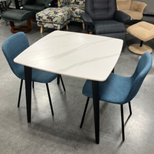 オシャレなデザインのダイニング3点セット！コンパクトなサイズでお部屋を圧迫しない◎