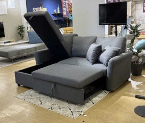ソファ・ベッド・大容量収納！座面下の紐を引っ張るとベットとして使用できる #カウチソファ。カウチ左右組換え可能で、座面下を開けると収納も！撥水加工で水や飲みこぼしの汚れも安心です。便利なクッション2個付き！