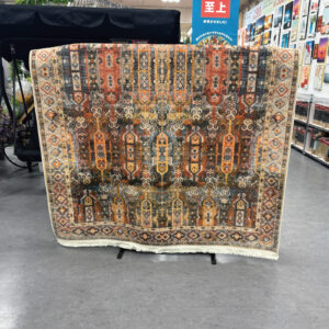 中央の細長いモチーフやひし形の連続模様が特徴なデザインカーペット！どんなお部屋にも合わせやすいカラー♪裏生地には滑り止めが付いて掃除機がけもスムーズにできちゃいます！