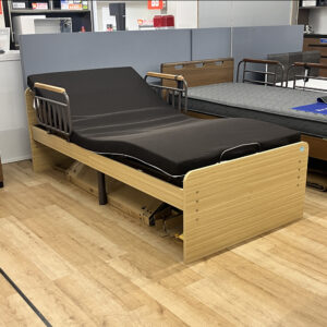 背上げと脚上げをそれぞれ調整できる2モーター仕様!お部屋になじみやすい、シンプルな木目デザインの #電動シングルベッドマット付き。操作は色分けされた手元リモコンで簡単リラックス♪サイドドレール付きなので立ち上がりや寝返りもサポート◎