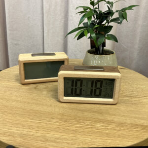 木目調デザインがお部屋にやさしくなじむデジタル置き時計。時間はもちろん、日付・温度表示やアラーム機能付きで毎日の暮らしをサポート◎見やすい大きな液晶＆バックライト機能で夜間も時刻を確認しやすい！寝室やリビング、デスクにもオススメ♪