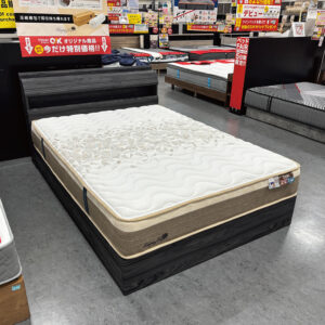落ち着いた木目調のベッドフレーム。枕元には照明やコンセント、小物を置ける棚を備え、側面にも収納スペースを設けました。ベッド下にも便利な収納棚を備えています。スマホの充電や本の整理に便利で、寝る前の時間を快適に過ごせます。