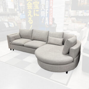丸みのあるカウチが印象的な、ゆったりくつろげるソファ。包み込むような背クッションと広い座面が身体をやさしく支え、明るいグレーの張地がお部屋を上品に演出します。現品限り！熟練職人の技術がぎゅっと詰まった究極の試作品！貴重な1台！