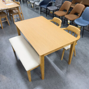 ベンチタイプのダイニング４点セット。いろんなお部屋に会いやすいナチュラルカラー。チェアは回転タイプで、チェアを引かなくてもたち座りしやすい。