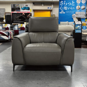 贅沢に総本革を使用した、包み込まれるような座り心地のパーソナルチェア。ふっくらとしたクッションと滑らかな革の質感が心地よく、細身の脚が重厚感のあるフォルムをすっきりと引き締めます。